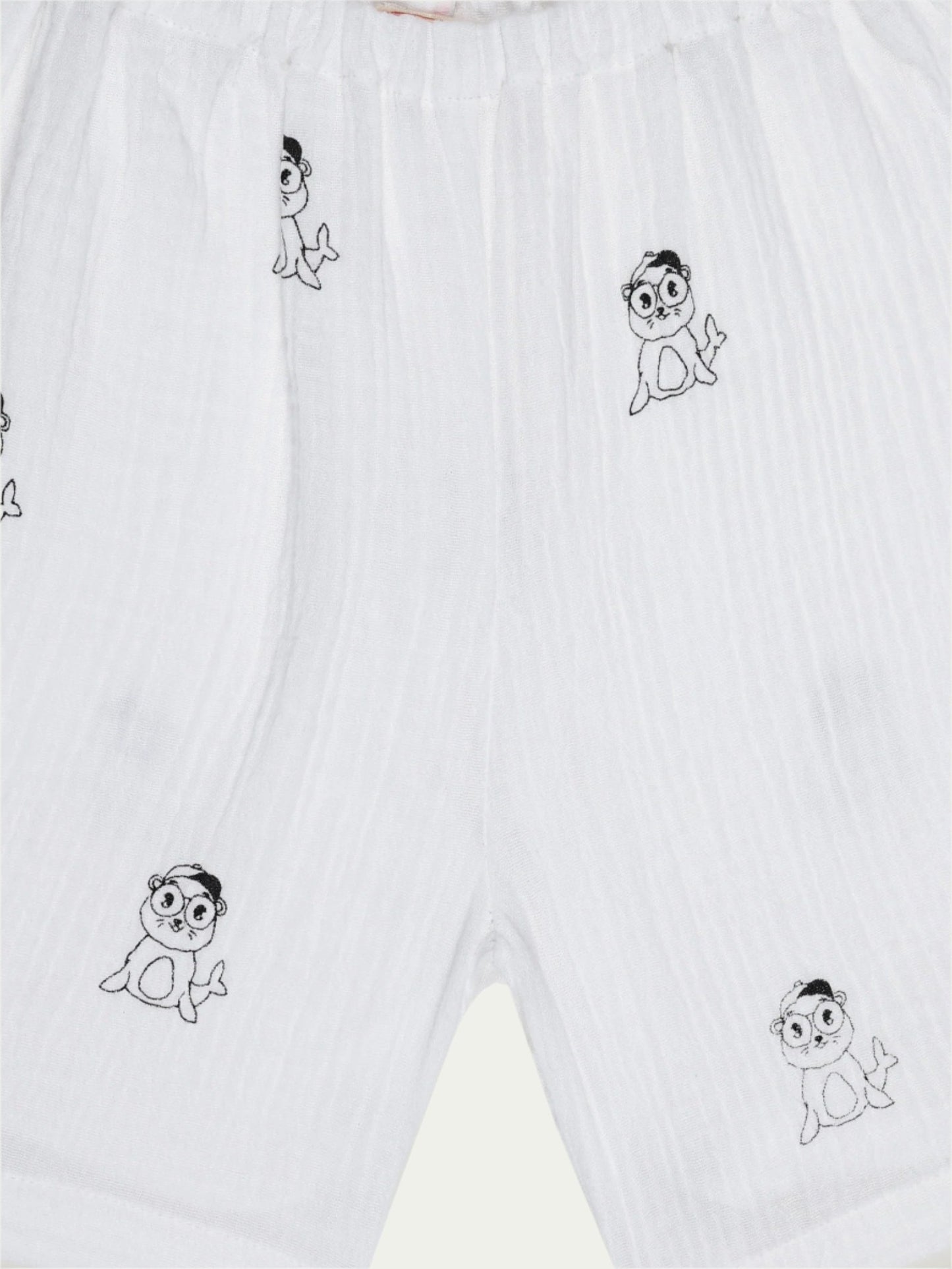 Close-up of elastic waistband and seal print on white organic cotton baby shorts – breathable and eco-friendly fabric by Ray&Baby.