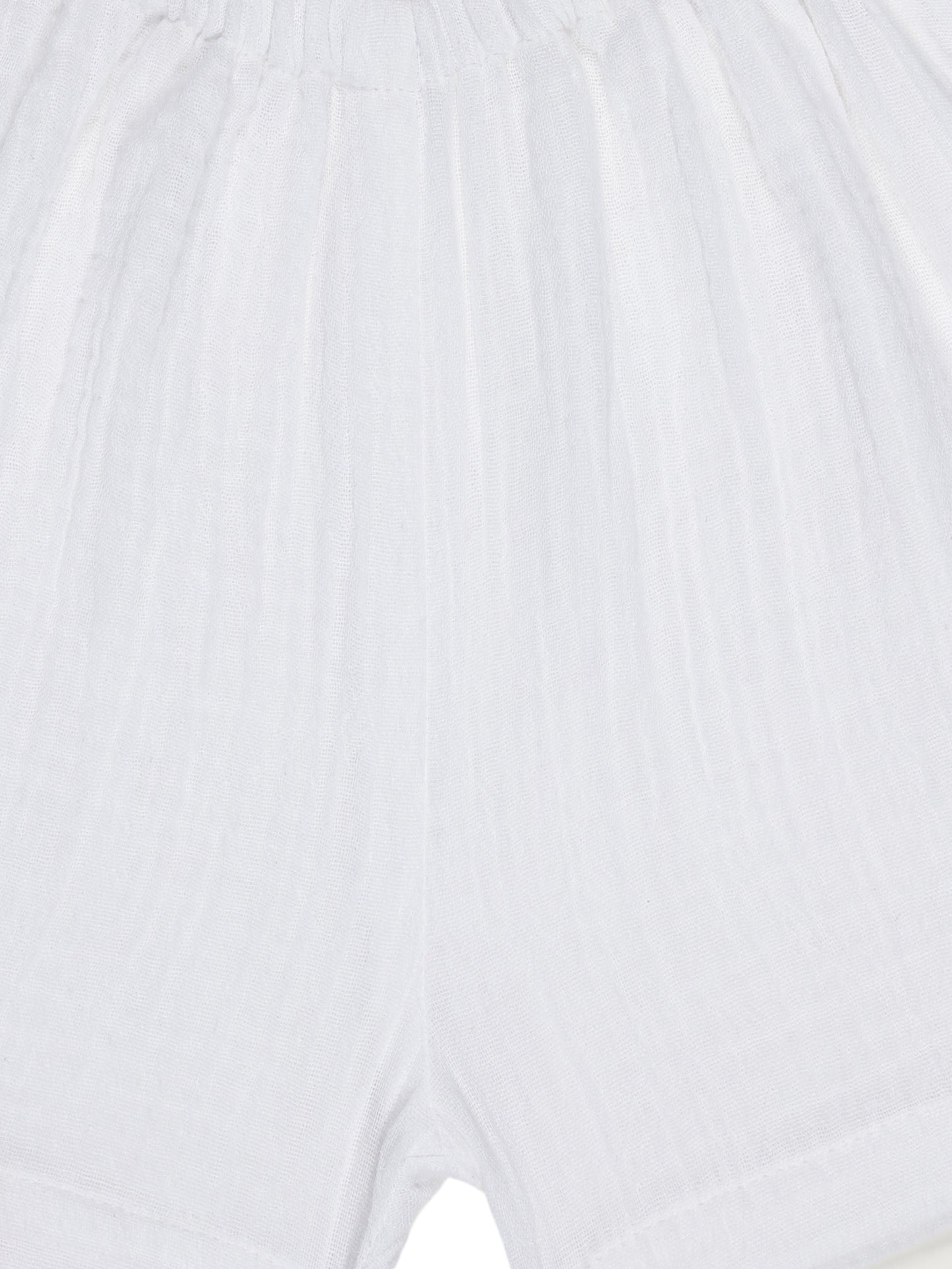 Close-up of elastic waistband and fabric texture on white organic cotton baby shorts – breathable and eco-friendly by Ray&Baby.