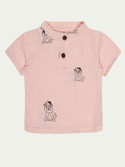 Front view of pink organic cotton baby shirt with short sleeves, cute seal print, and wooden buttons – eco-friendly and breathable, designed for babies aged 0-3 years by Ray&Baby.