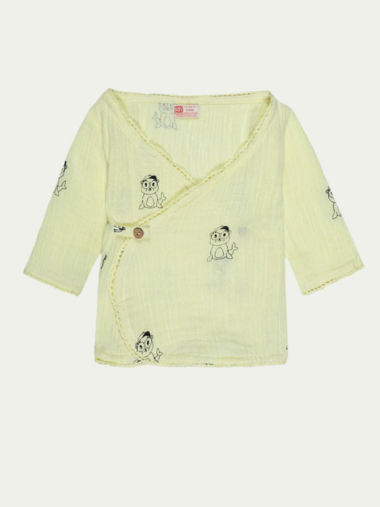 Front view of yellow organic cotton baby wrap shirt with cute cartoon print, wooden button, and lace trim – eco-friendly and breathable, designed for babies aged 0-3 years by Ray&Baby.