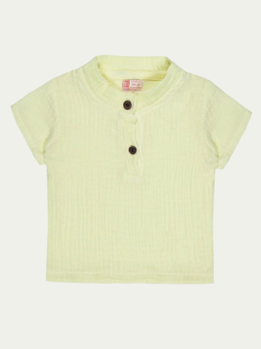 Front view of yellow organic cotton baby shirt with short sleeves and wooden buttons – eco-friendly and breathable, designed for babies aged 0-3 years by Ray&Baby.