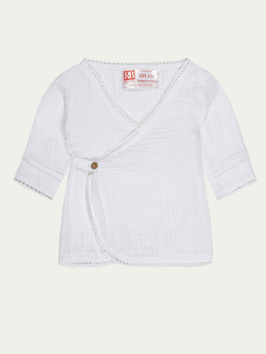 Front view of white organic cotton baby wrap shirt with overlap style, lace trim, and wooden button closure – eco-friendly and breathable, designed for babies aged 0-3 years by Ray&Baby.