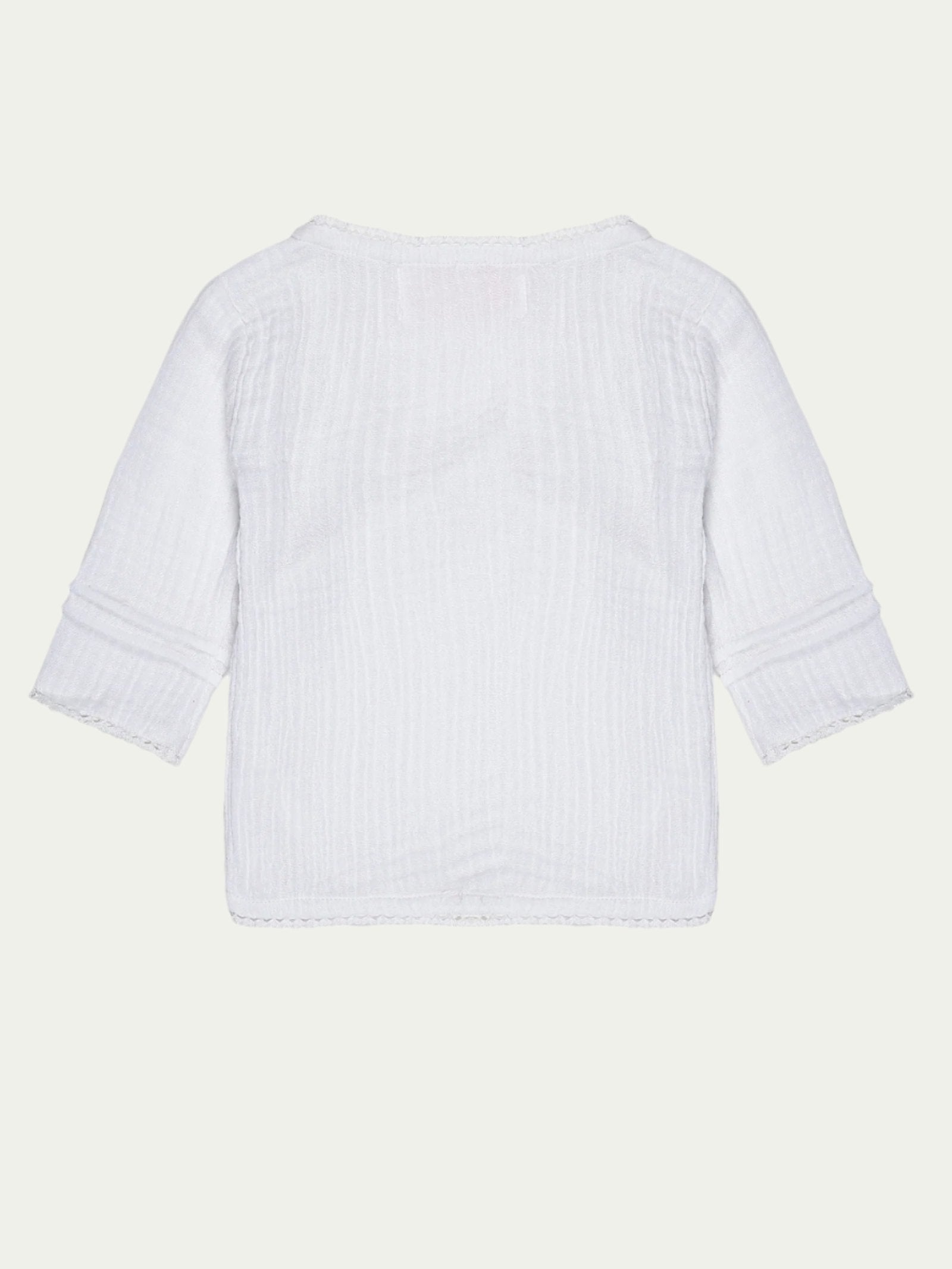 Back view of white organic cotton baby wrap shirt with lace trim – soft, breathable, and eco-friendly, perfect for babies aged 0-3 years by Ray&Baby.