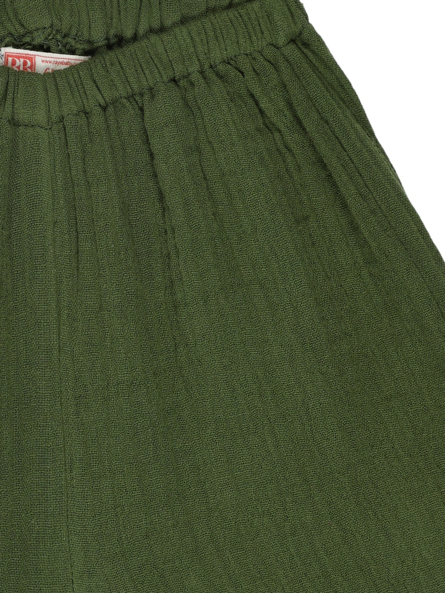 Close-up of elastic waistband and fabric texture on forest green organic cotton baby shorts – breathable and eco-friendly by Ray&Baby.