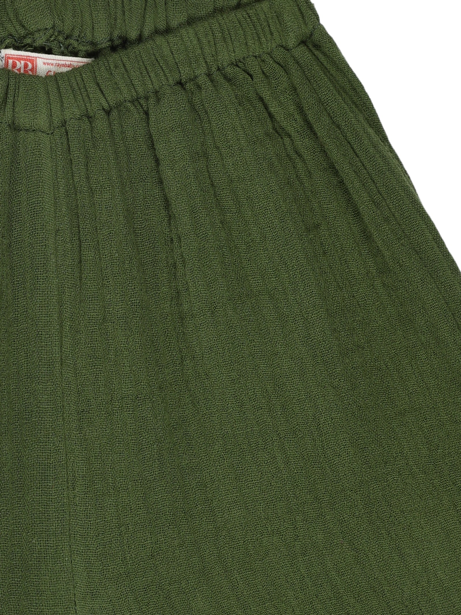 Close-up of elastic waistband and fabric texture on forest green organic cotton baby shorts – breathable and eco-friendly by Ray&Baby.