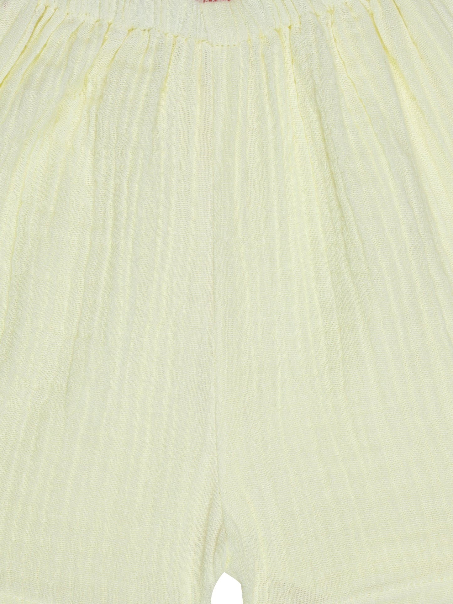 Close-up of elastic waistband and fabric texture on yellow organic cotton baby shorts – breathable and eco-friendly by Ray&Baby.