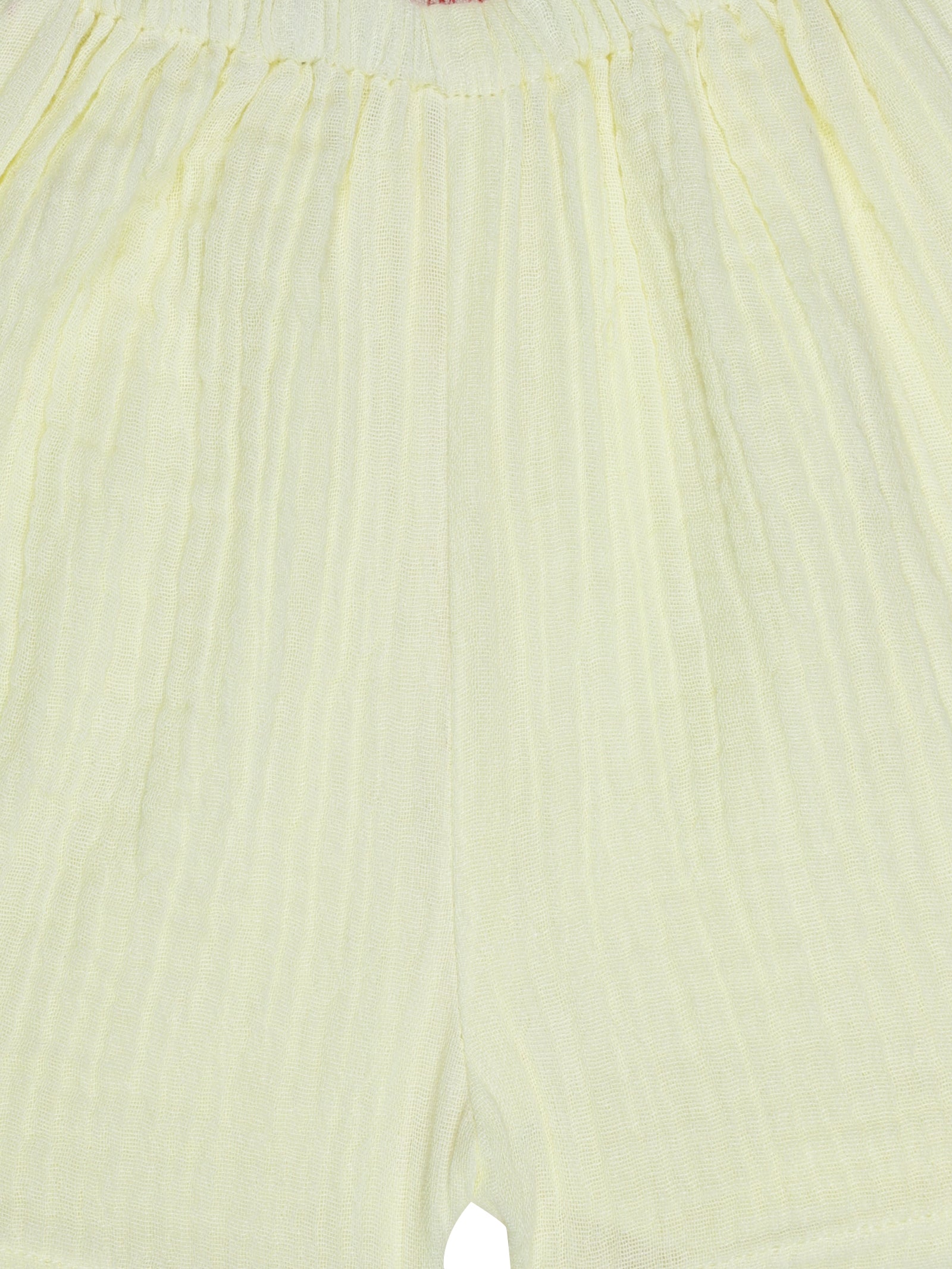 Close-up of elastic waistband and fabric texture on yellow organic cotton baby shorts – breathable and eco-friendly by Ray&Baby.